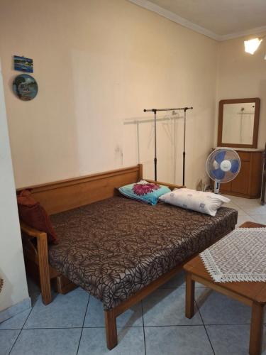 a room with a bed in a room at Kaloxori Apartment - Limnothalassa in Thessaloniki