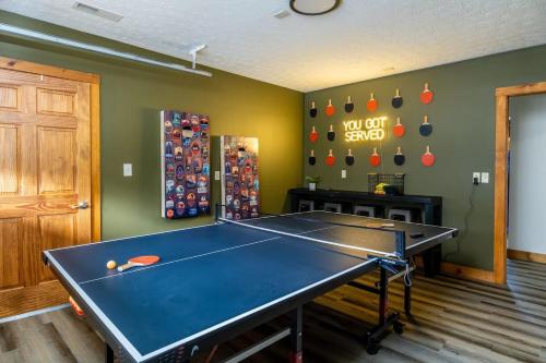 Πινγκ πονγκ στο Spacious Family Home with Hot Tub Game & Play room ή εκεί κοντά