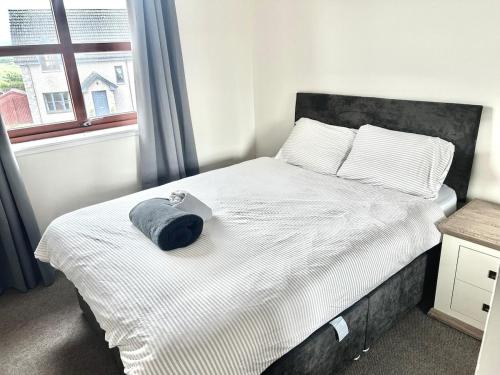 Ένα ή περισσότερα κρεβάτια σε δωμάτιο στο Coz, 2Bed Central Elgin - Free parking, WiFi