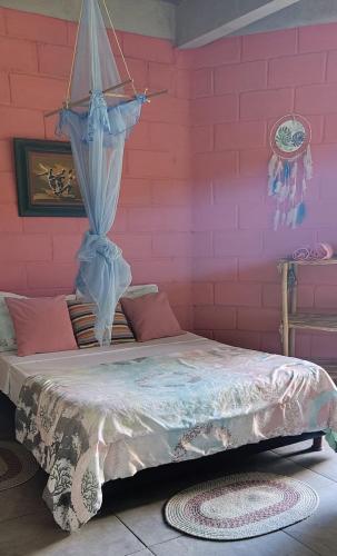 Ένα ή περισσότερα κρεβάτια σε δωμάτιο στο KITE Hostal OCEAN SAN JOSE