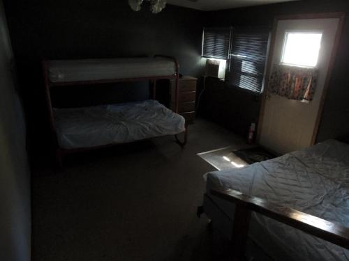 เตียงในห้องที่ O'Connell's RV Campground Two-Bedroom Cottage 36