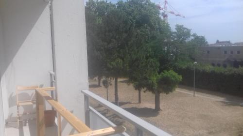 d'un balcon avec vue sur un arbre. dans l'établissement Daxy91, à Ris-Orangis