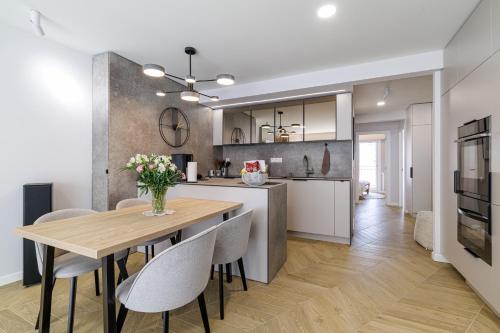 une cuisine et une salle à manger avec une table et des chaises dans l'établissement Sun, Style and Comfort - 2BR in Nice Center with Terrace & Garage, à Nice