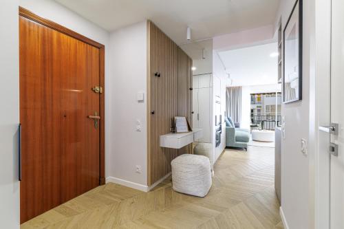 La salle de bains est pourvue d'un lavabo et d'une porte en bois. dans l'établissement Sun, Style and Comfort - 2BR in Nice Center with Terrace & Garage, à Nice