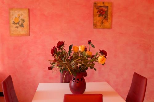a vase filled with flowers sitting on a table at Domus Rose in Alezio