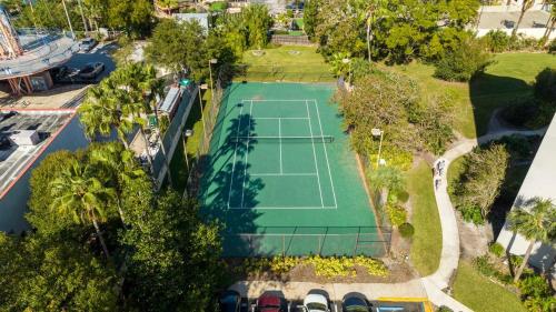 an overhead view of a tennis court in a park at Emerald Luxe Lakeview 6 min to EPIC Universe in Orlando