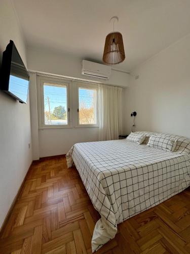 a bedroom with a bed and a flat screen tv at Luminoso Depto al frente en el corazón del barrio Meridiano V- Meridiano Alquiler Temporario in La Plata