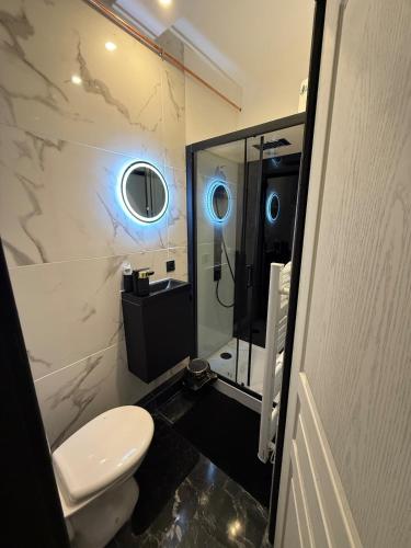 La salle de bains est pourvue de toilettes et d'une douche avec des lumières bleues. dans l'établissement Love dream Toulon, à Toulon