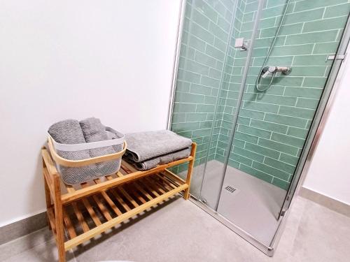 a bathroom with a shower with towels on a bench at Guesthouse El arca de Noé in Pozo Izquierdo