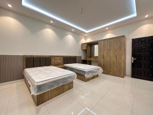 a room with two beds in a room with at شقق اطلالة الضباب الباحه in Al Baha