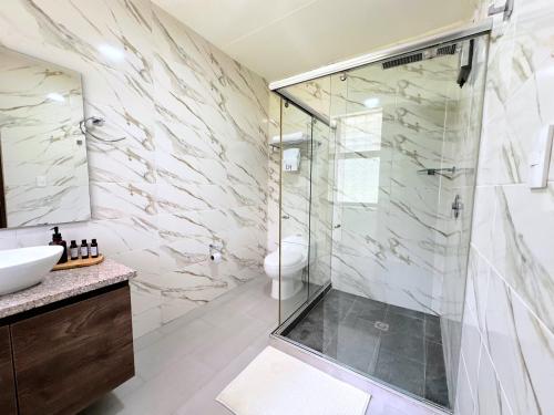 a bathroom with a shower and a sink at Doral House Villavicencio in Villavicencio