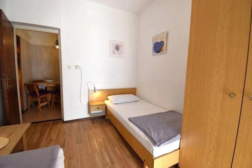 Apartments with parking space Banjol, Rab - 24672