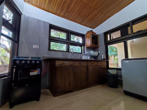 Η κουζίνα ή μικρή κουζίνα στο Sleek Spacious Loft at East Legon