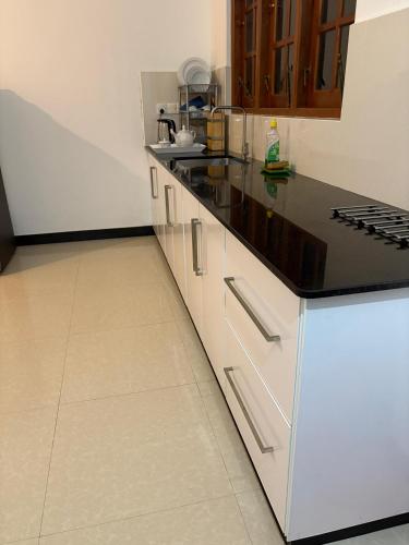 Dapur atau dapur kecil di Muthuarana Villa Matara
