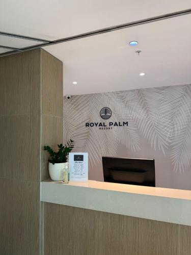 a lobby with a wall with a sign that reads royal pain at Royal Palm Resort on the Beach in Gold Coast