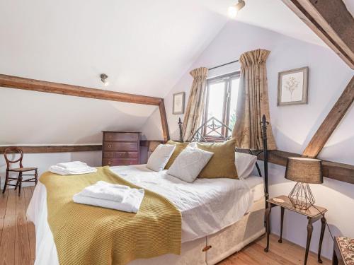 a bedroom with a bed and a window at John Fanner Barn - Uk37102 in Mellis
