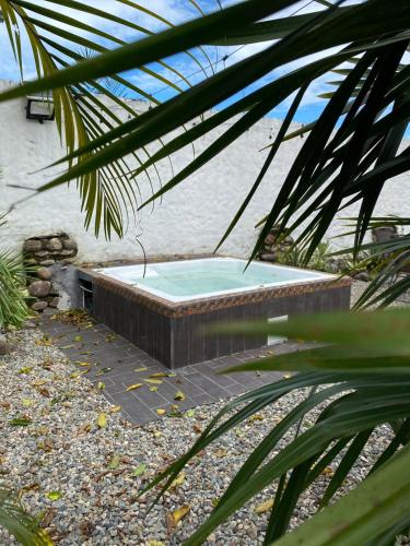 a hot tub sitting next to a building at Doral House Villavicencio in Villavicencio