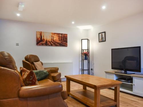 TV a/nebo společenská místnost v ubytování Salmon Leap Cottage 2 - Uk48207