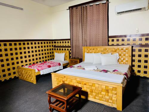 Katil atau katil-katil dalam bilik di Swiss Cottage Hotel Chilas