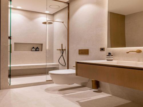 une salle de bain avec toilettes, lavabo et douche dans l'établissement luxury flat- AC-1BR 4P- Madeleine Saint Honore, à Paris