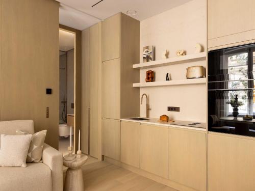 une cuisine avec des armoires blanches et un évier dans l'établissement luxury flat- AC-1BR 4P- Madeleine Saint Honore, à Paris