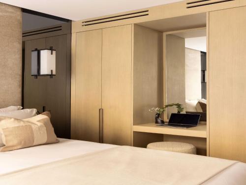 une chambre avec un lit et un bureau avec un ordinateur portable dans l'établissement luxury flat- AC-1BR 4P- Madeleine Saint Honore, à Paris