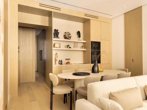 un salon avec une table et des chaises dans l'établissement Luxury flat -3BR 8P- Madeleine Saint Honore, à Paris