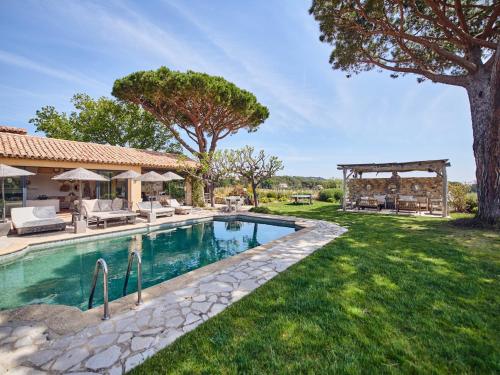 une cour arrière avec une piscine et un gazebo dans l'établissement Magnificent villa - AC- 5BR-12P- Ramatuelle, à Ramatuelle