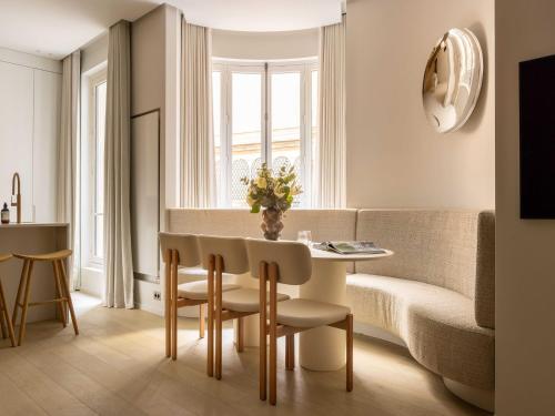 un salon avec une table et un canapé dans l'établissement Luxury flat -2BR 6P- Madeleine Saint Honore, à Paris