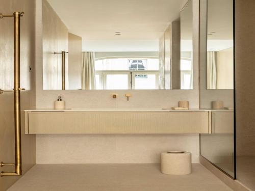 une salle de bain avec un lavabo et un miroir dans l'établissement Luxury flat -2BR 6P- Madeleine Saint Honore, à Paris