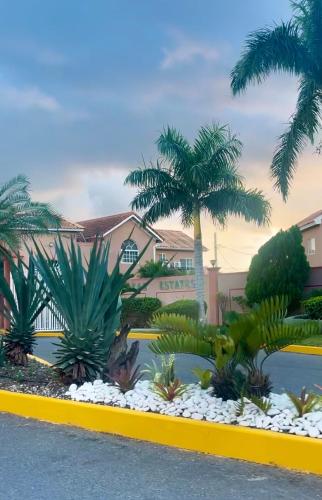 Una maqueta de un resort con palmeras y una casa. en Luxe Oasis, en Goshen Pen