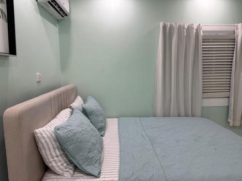 Cama o camas de una habitación en Luxe Oasis