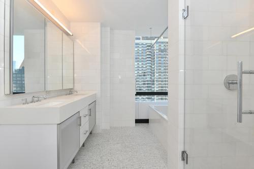 Koupelna v ubytování Opulent 2BR Duplex - Iconic Midtown Views