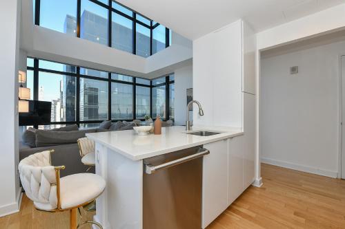 Kuchyň nebo kuchyňský kout v ubytování Opulent 2BR Duplex - Iconic Midtown Views