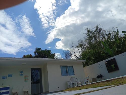 a group of chairs sitting outside of a house at Centro de Brasília, 5 minutos da Esplanada dos Ministérios in Brasilia