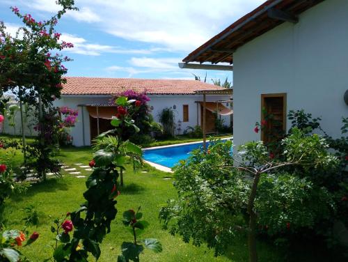 a house and a yard with a swimming pool at Villa Bôa Viagem in Fortim