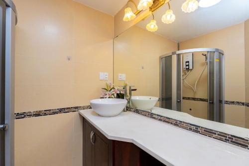 ブンタウにあるThủy Tiên sea view condotelの洗面台が2つと大きな鏡があるバスルーム