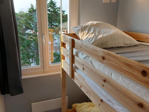 Ce lit superposé se trouve dans un dortoir doté d'une fenêtre. dans l'établissement Appartement rénové à 50m de la mer pour 6 pers. - FR-1-323-579, à Saint-Jean-de-Monts