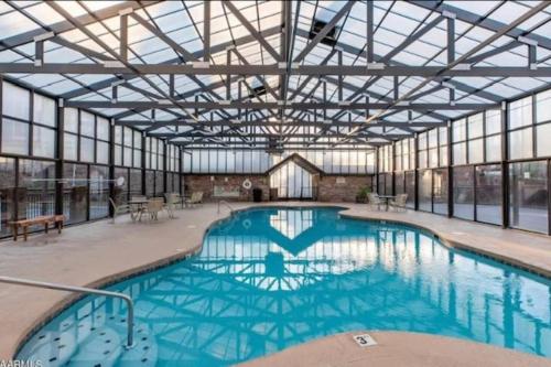 Kate's Cabin - 3 min to Dollywood! Cabin with Hot tub, Game Room, and Resort Pool! photo 4