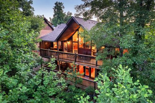 Kate's Cabin - 3 min to Dollywood! Cabin with Hot tub, Game Room, and Resort Pool! photo 6