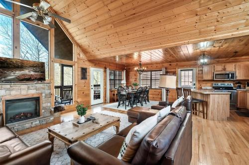 Kate's Cabin - 3 min to Dollywood! Cabin with Hot tub, Game Room, and Resort Pool! photo 12