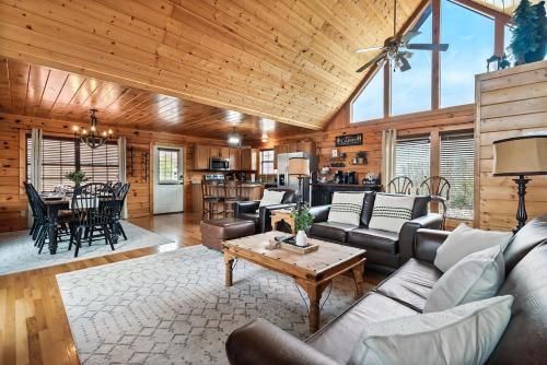 Kate's Cabin - 3 min to Dollywood! Cabin with Hot tub, Game Room, and Resort Pool! photo 11