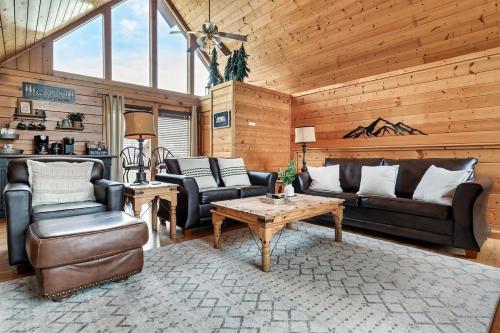Kate's Cabin - 3 min to Dollywood! Cabin with Hot tub, Game Room, and Resort Pool! photo 10