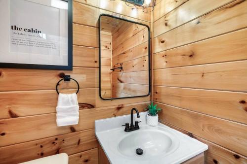 Kate's Cabin - 3 min to Dollywood! Cabin with Hot tub, Game Room, and Resort Pool! photo 18