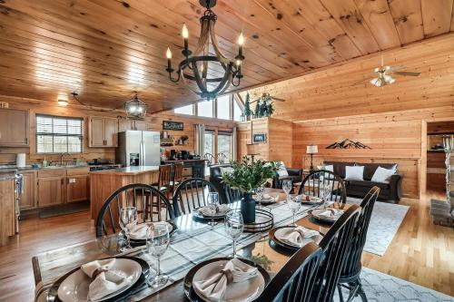 Kate's Cabin - 3 min to Dollywood! Cabin with Hot tub, Game Room, and Resort Pool! photo 16