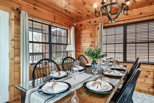 Kate's Cabin - 3 min to Dollywood! Cabin with Hot tub, Game Room, and Resort Pool! photo 17