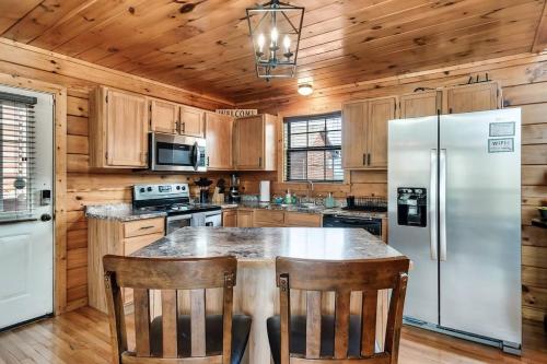Kate's Cabin - 3 min to Dollywood! Cabin with Hot tub, Game Room, and Resort Pool! photo 15