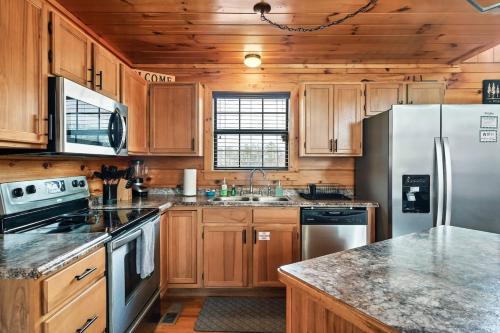 Kate's Cabin - 3 min to Dollywood! Cabin with Hot tub, Game Room, and Resort Pool! photo 14