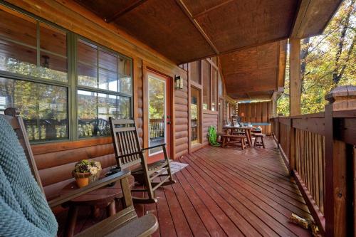 Kate's Cabin - 3 min to Dollywood! Cabin with Hot tub, Game Room, and Resort Pool! photo 19