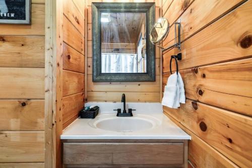 Kate's Cabin - 3 min to Dollywood! Cabin with Hot tub, Game Room, and Resort Pool! photo 26